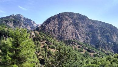 самарийское-ущелье Вид Самарийского ущелья в поселке Лутро на Крите