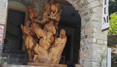 вход-в-музей Экспонат у входа в музей в Аксосе на Крите