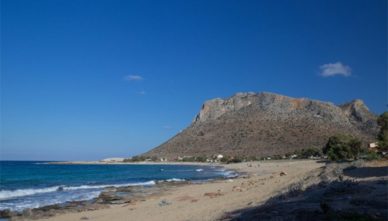 гора-в-ставросе Береговая линия в поселке Ставрос на Крите