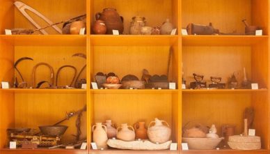 экспонаты-музея Местный музей минойской цивилизация в деревне Миртос на острове Крит