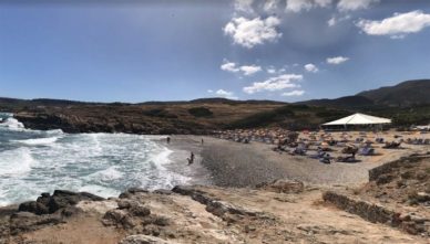 Пляж-Boufos-Beach-в-Сисси Оборудованный пляж Boufos Beach в поселке Сисси на Крите