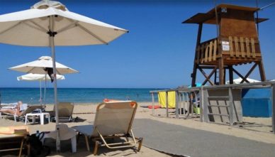 Пляж-Potamos-Beach-в-Малии Оборудованный пляж Potamos Beach в поселке Малия на Крите