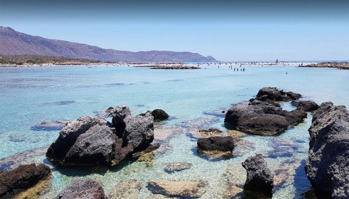 чистая-голубая-вода-на-пляже Голубая вода пляжа Элафониси на Крите