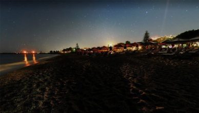 платаньяс-ночью Ночной городок Платаньяс на острове Крит