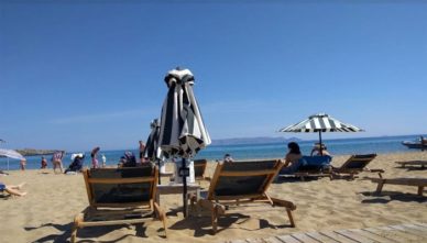 пляж-в-поселке Пляж в поселке Картерос на Крите