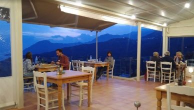 Ресторан-Plateia-Tavern Таверна Plateia в поселении Плакиас на острове Крит