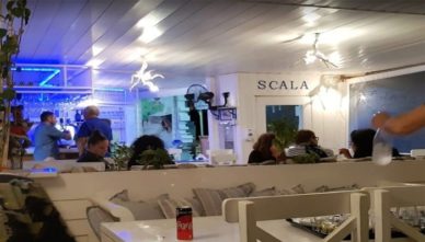 скала-кафе Ресторан Scala в Матале на острове Крит