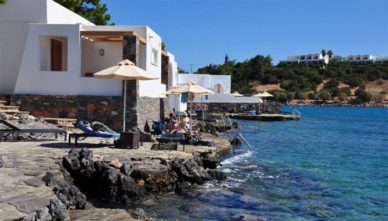 Minos-beach Частный пляж Minos beach в Агиос Николаос на Крите