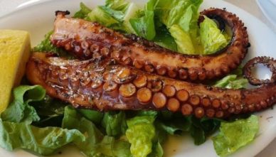 Ресторан-To-Pareaki Блюдо из морепродуктов в ресторан To Pareaki в городе Агиос Николаос на Крите